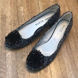 Women's Happy Block Heel Pump, black/grey fabric with black Pom Pom.